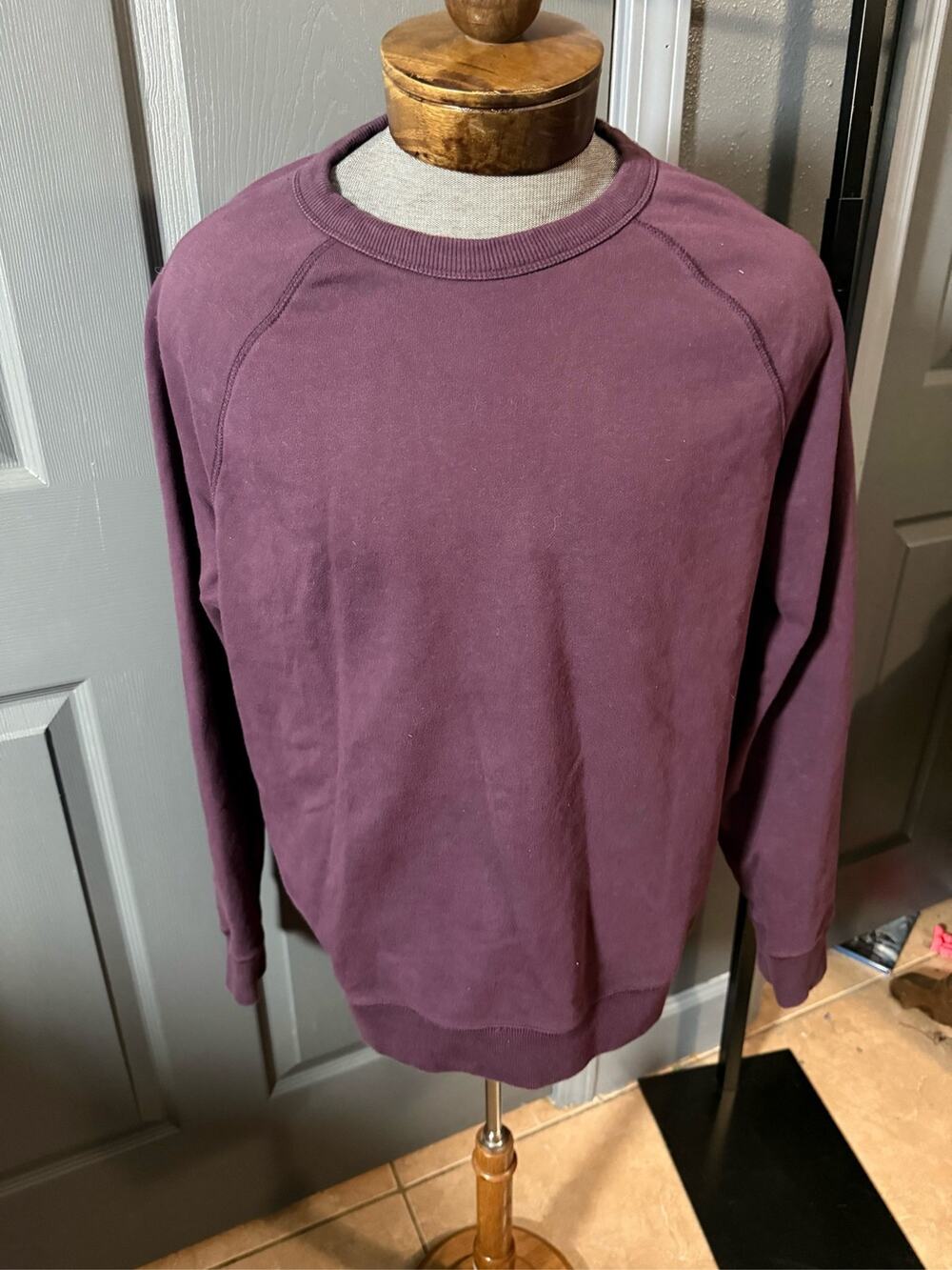 H&M Men's Large Burgundy Raglan Sleeve Crewneck Pullover Sweatshirt